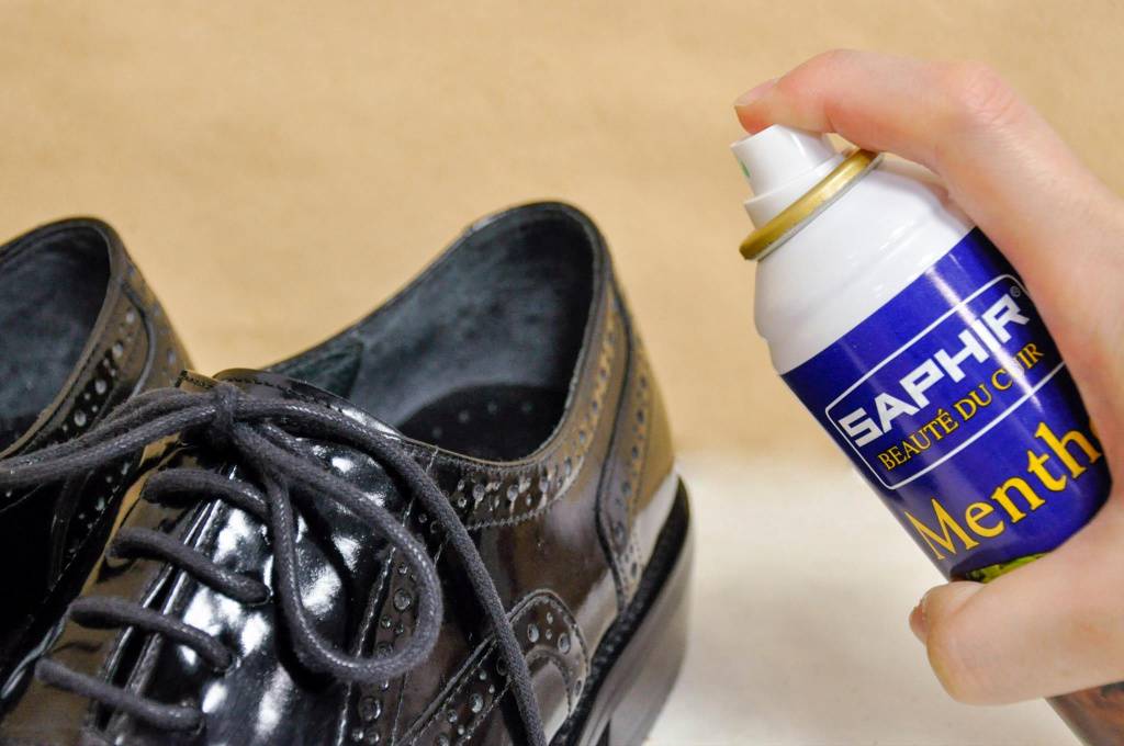 Как убрать с обуви клей (супер, момент, обувной): чем и как можно очистить замшевый, кожаный, тканевый, лакированный материал, кроссовки или подошву