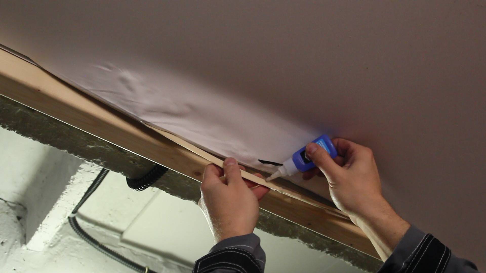 Ремонт натяжного потолка своими руками: 5 способов заклеить дырку и устранить порез