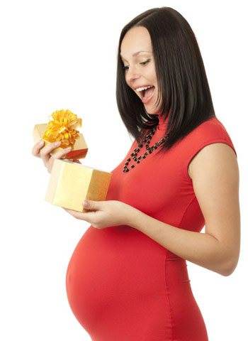 Что подарить беременной: полезные идеи