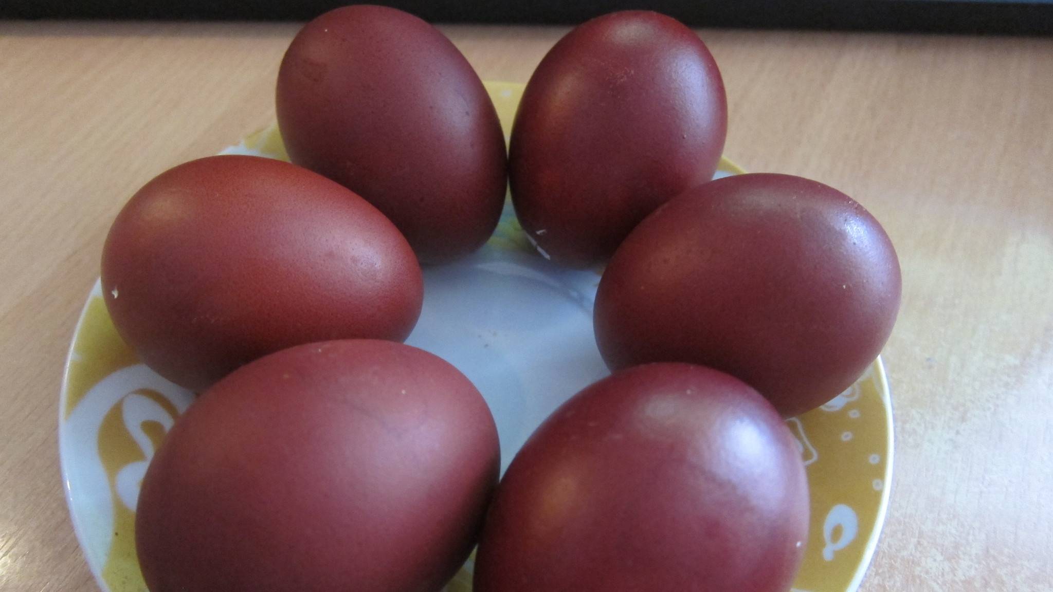 Яйца крашенные в вине красном