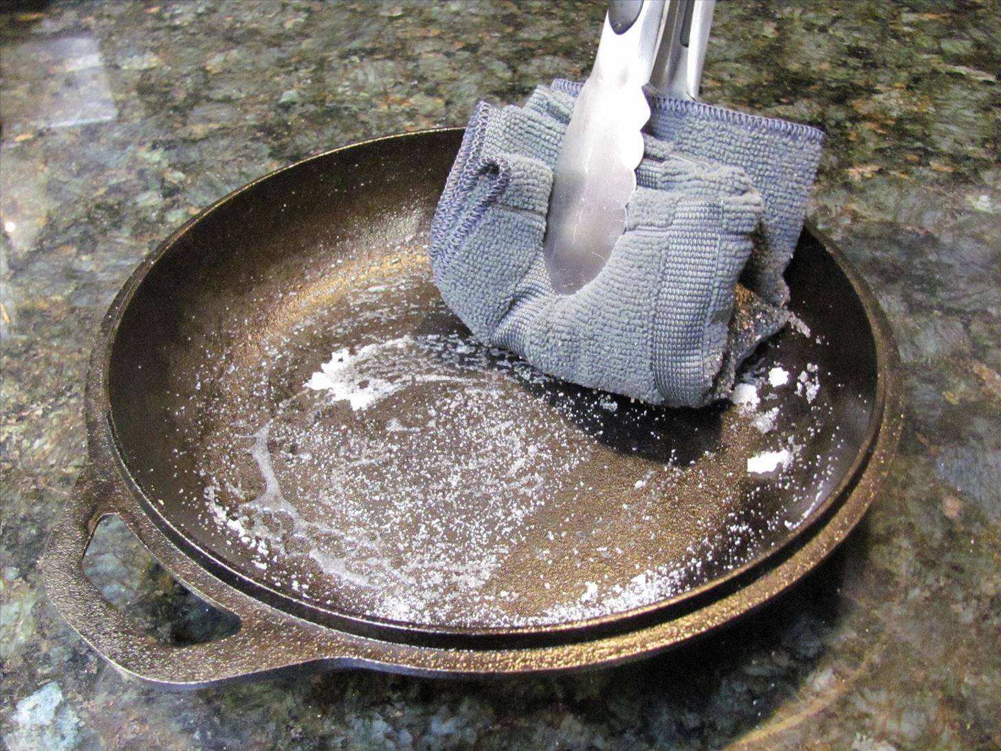 Как очищать чугунные сковороды: способы удаления ржавчины в домашних условиях