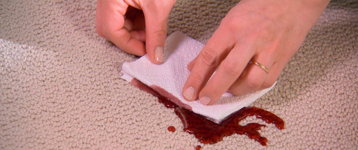 17 способов отмыть кровь с дивана на тканевых обивках, натуральной и искусственной коже