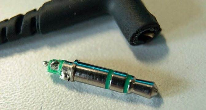 Как правильно припаять провода к штекеру наушников?