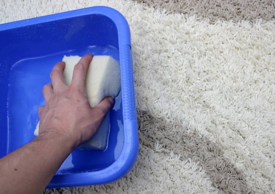 Чистим ковёр содой и уксусом: экономичный способ для ворсистого покрытия