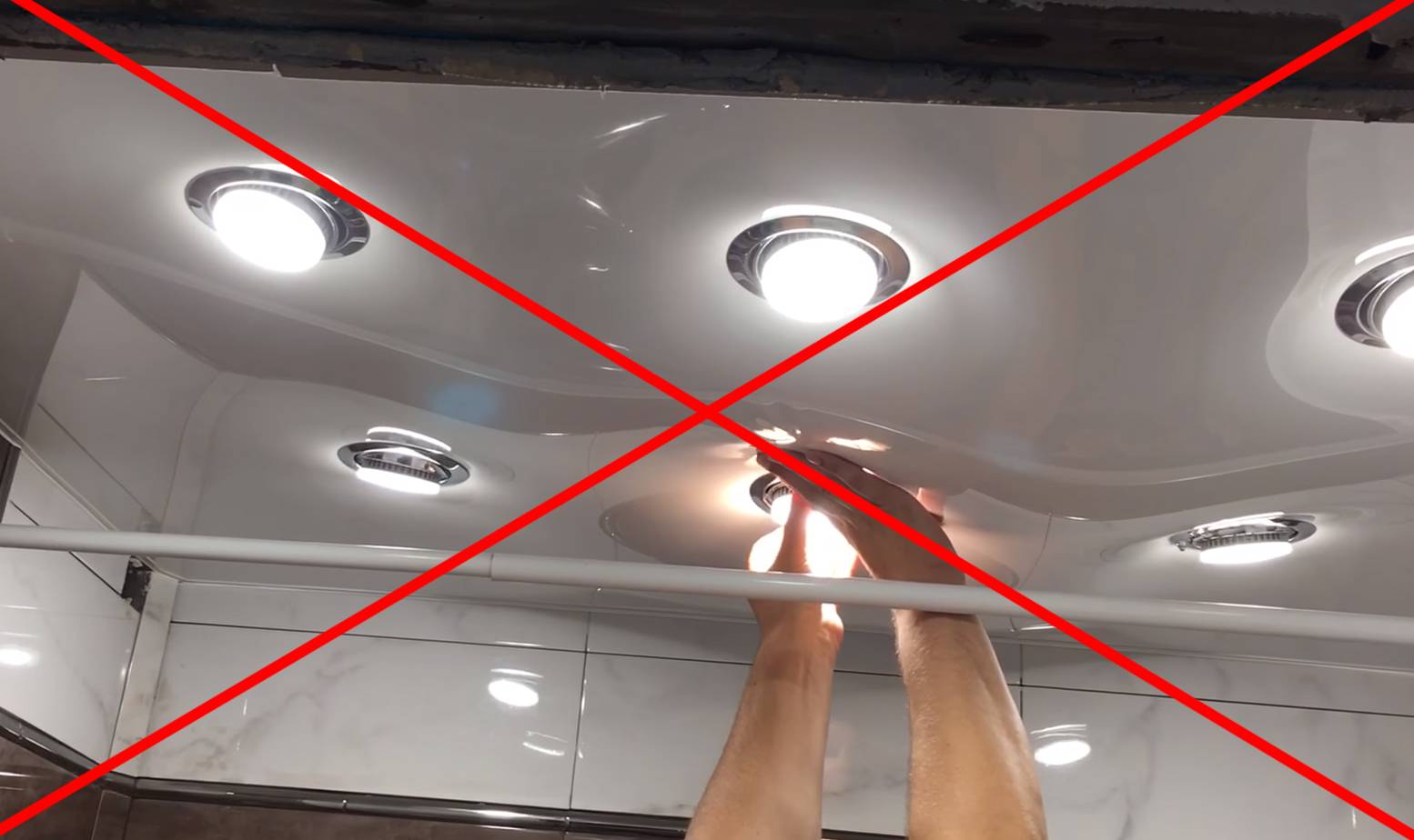 Как слить воду с натяжного потолка самостоятельно