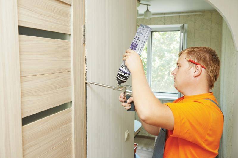 Чем отмыть дверь от побелки после ремонта. как ухаживать за шпонированными дверями? покрытие деревянной поверхности лаком