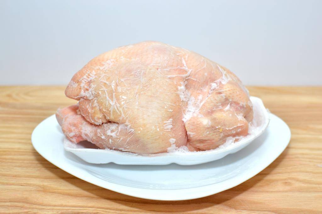 Как быстро разморозить курицу: в микроволновке или без нее, куриную грудку или филе в духовке