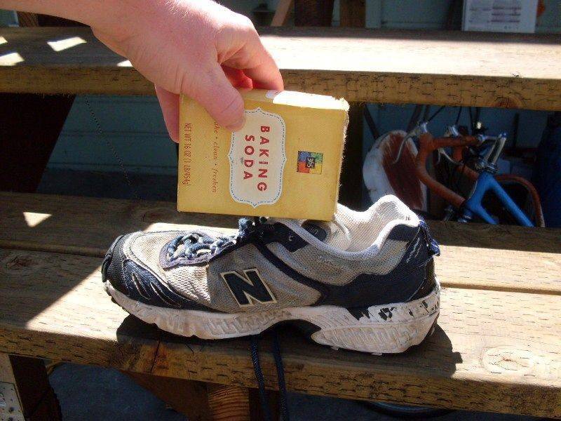 Как быстро убрать неприятный запах из обуви