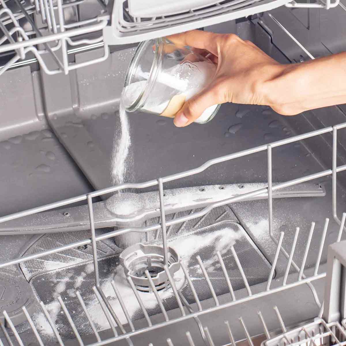 Обзор средств для очистки посудомоечных машин с подробными характеристиками, всеми достоинствами и недостатками.
