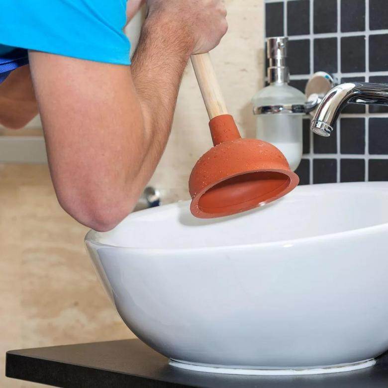 Как устранить засор в раковине в ванной различными способами