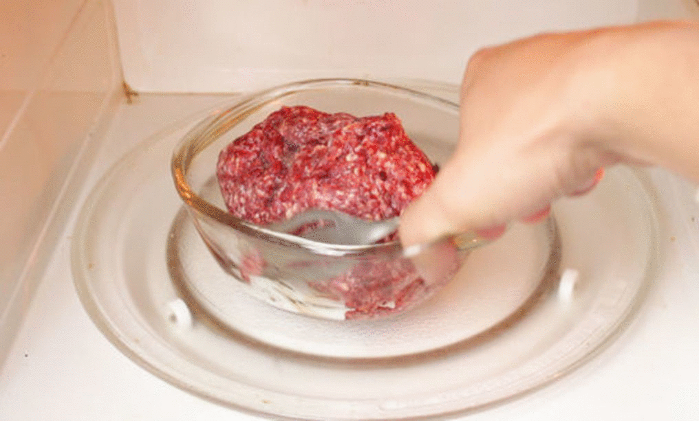 Как быстро разморозить мясо в домашних условиях без микроволновки