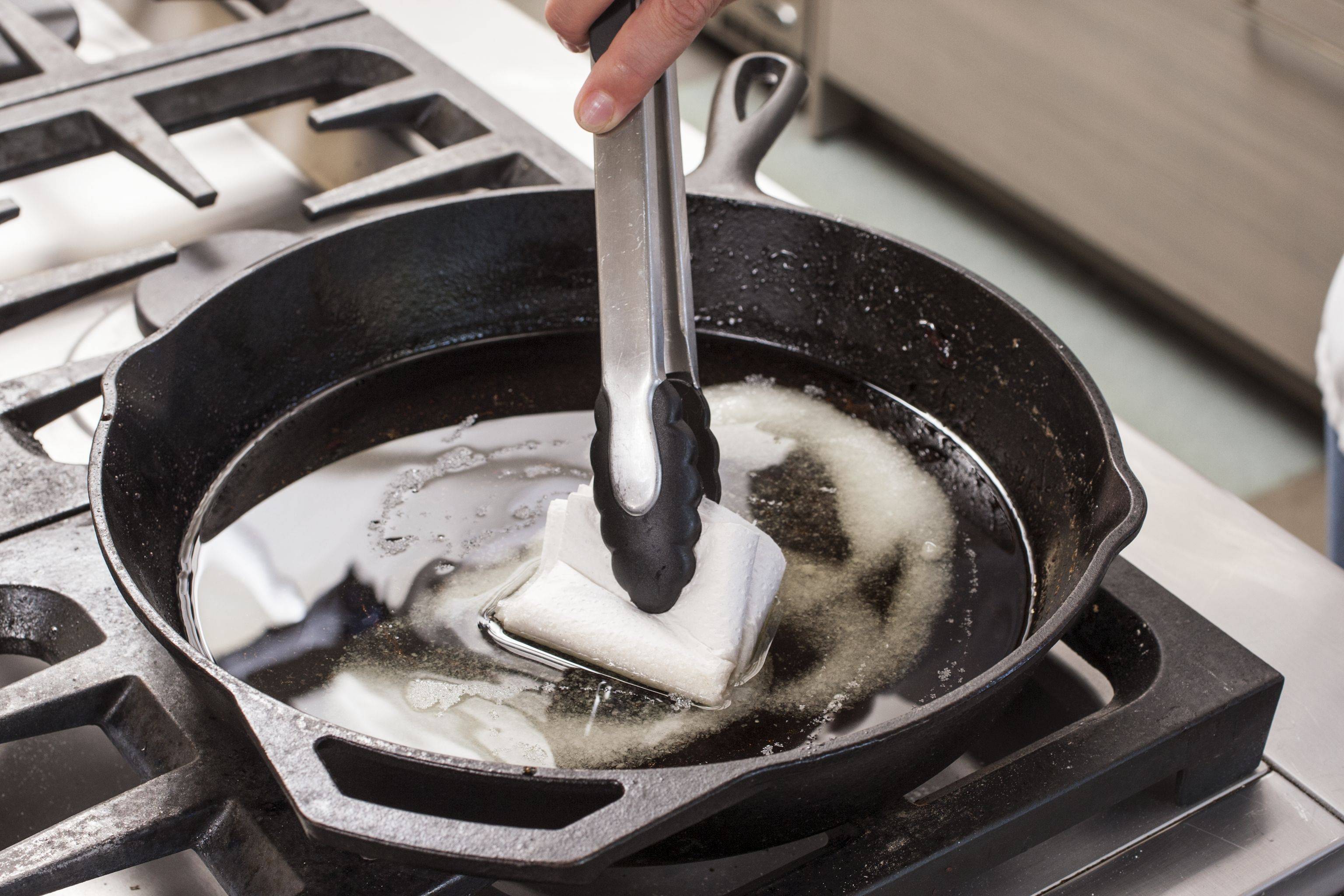Как прокалить новую чугунную сковороду
