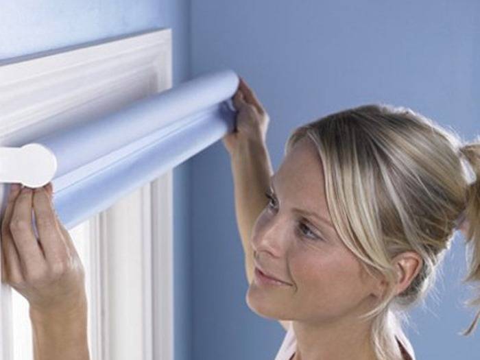 Как помыть рулонные шторы в домашних условиях | способы чистки рулонных штор, не снимая с карниза