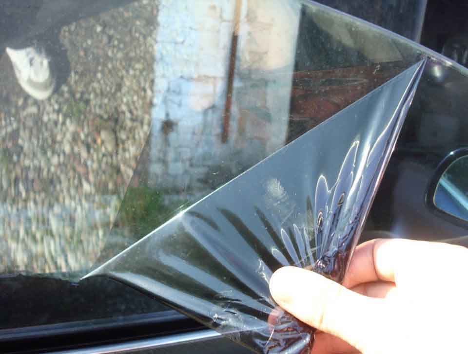 Чем лучше смыть со стекла автомобиля клей от тонировки самостоятельно