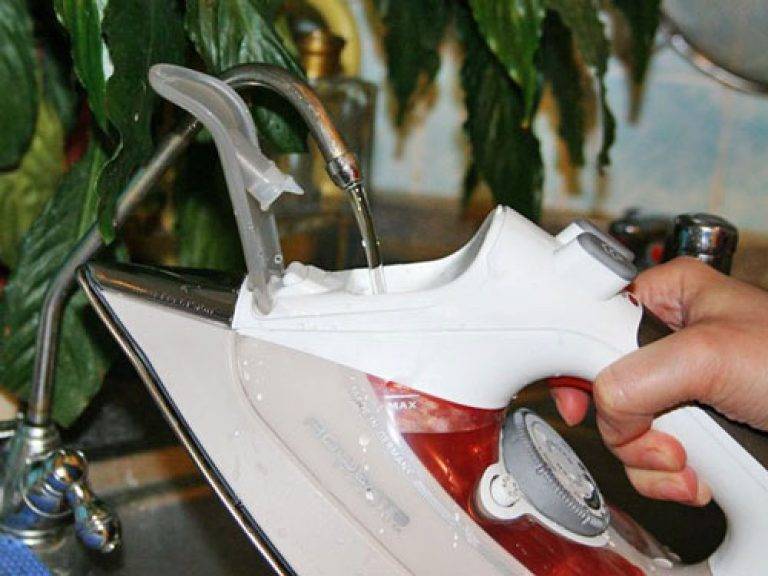 Вода для утюга с отпаривателем: какую заливать можно и почему нельзя дистиллированную