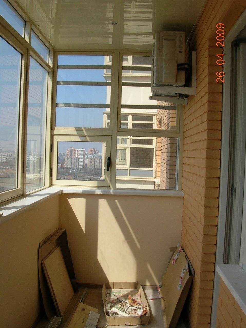 Устанавливают ли кондиционеры на балкон: на застекленный, внутри, можно ли (фото)