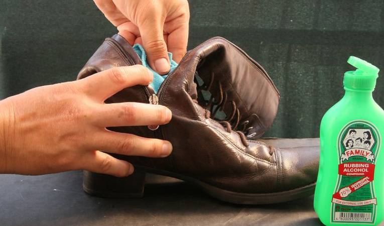Как и чем лучше обработать обувь от грибка в домашних условиях