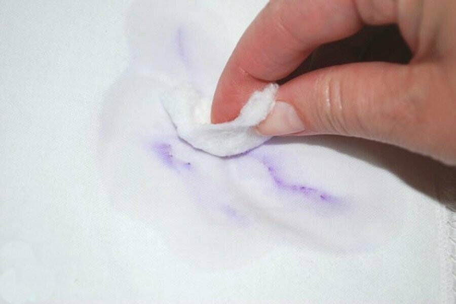 Как вывести гелевую ручку с одежды: как отстирать с белой, чем оттереть пятно с цветной ткани, убрать свежий и застарелый след?