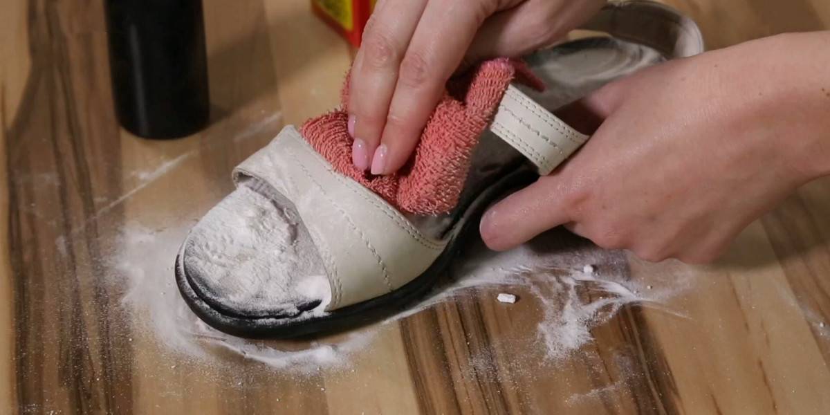 Как убрать грязь на обуви