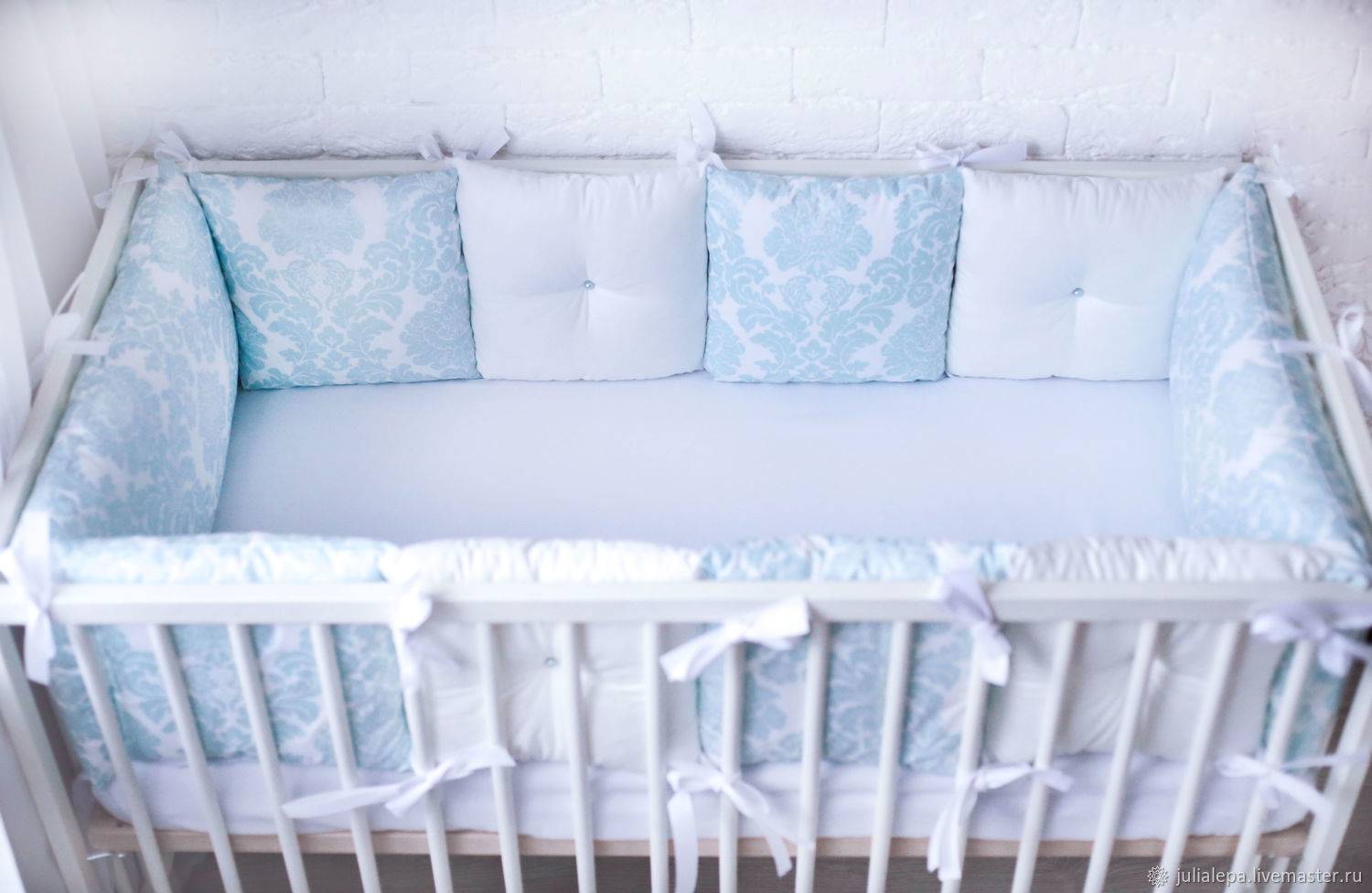 Как стирать бортики в кроватку для новорожденных и детскую подушку из холлофайбера?