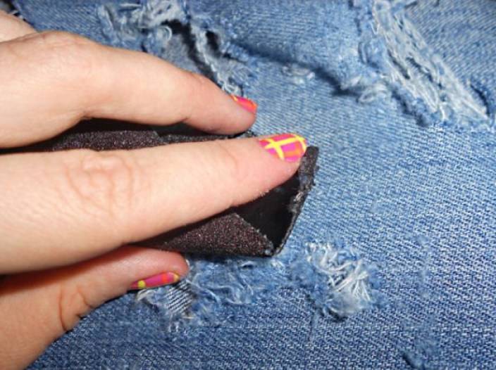 Как сделать джинсы потертыми в домашних условиях - женская жизньженская жизнь