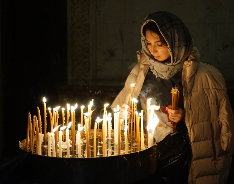 Как ставить свечи за здравие в церкви, за себя и за врагов