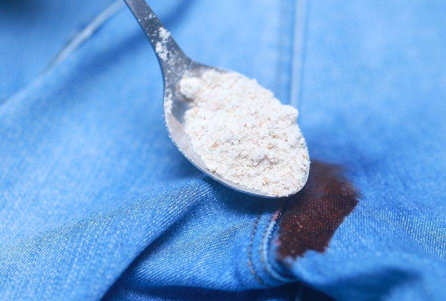 Как отстирать кровь на джинсах при помощи народных рецептов и средств бытовой химии: советы и рекомендации