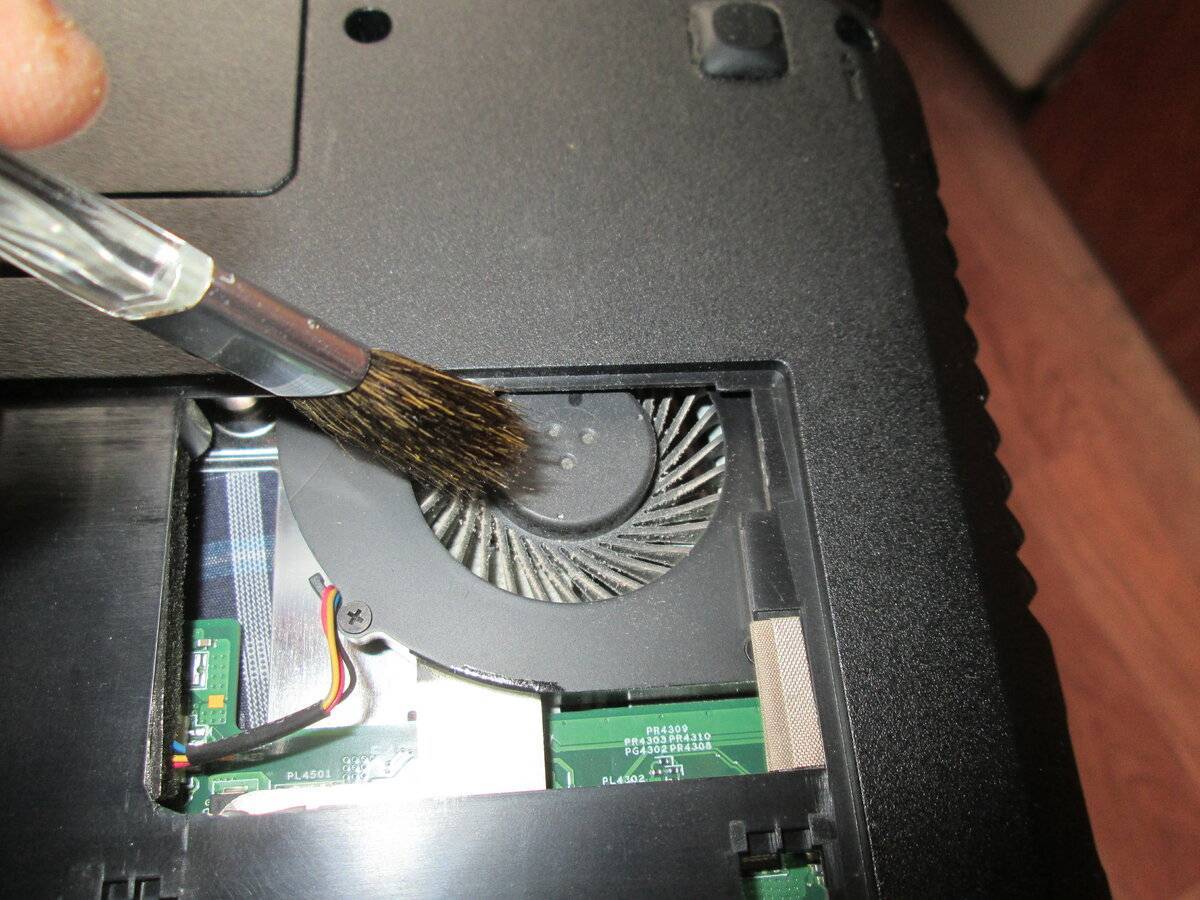 Как почистить ноутбук от пыли самостоятельно: пошаговая инструкция| ichip.ru
