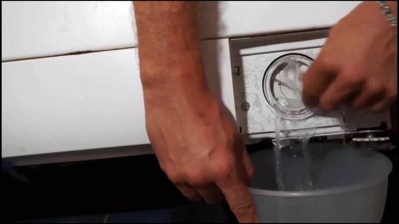 Стиральная машина не сливает воду — что делать?