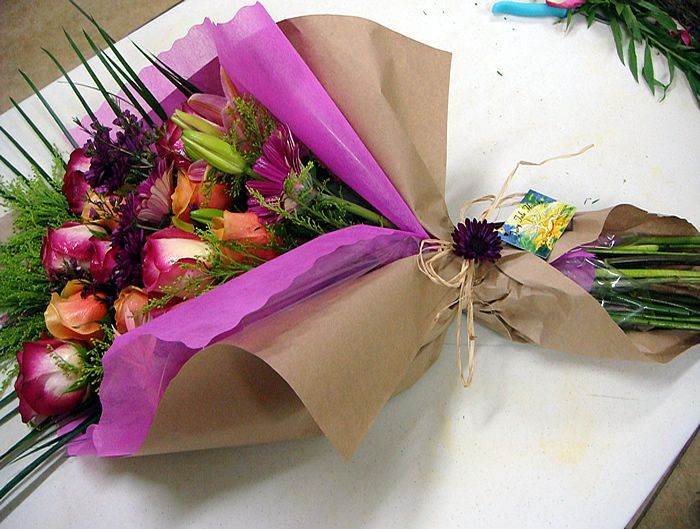 Как красиво упаковать цветы в бумагу и пленку своими руками: пошаговый мастер класс