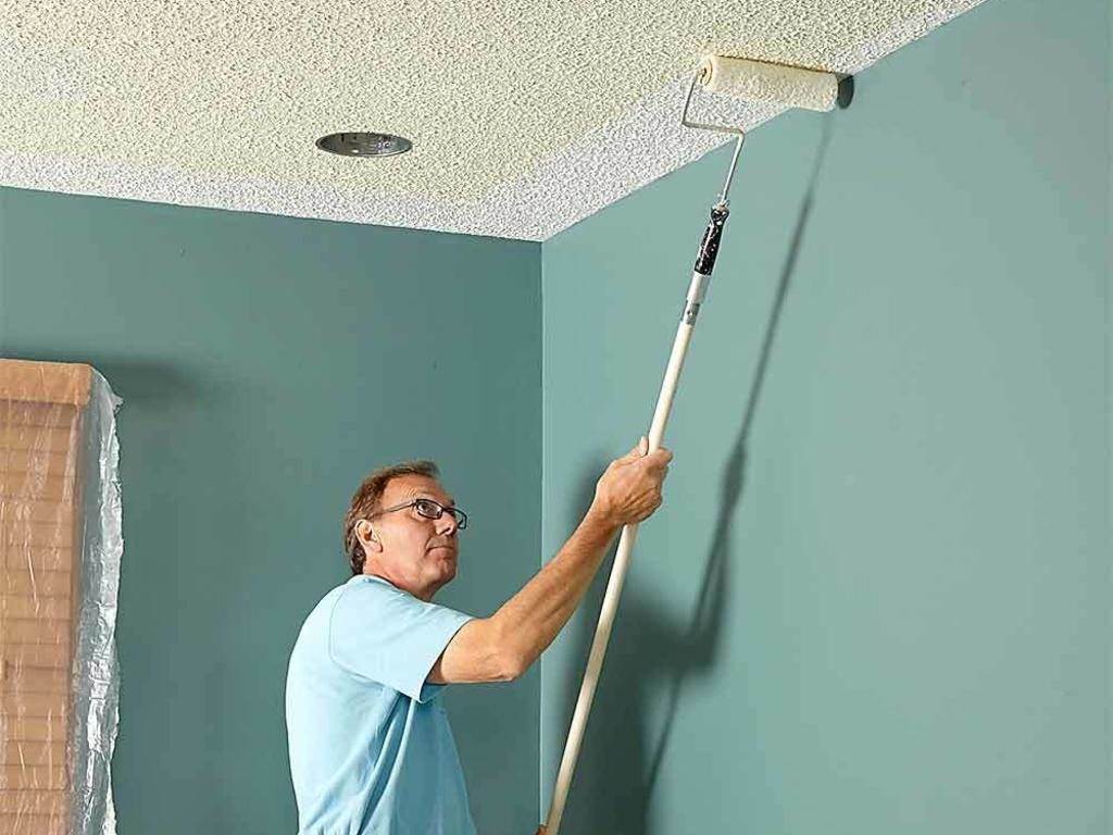 Водоэмульсионная краска для потолка: какую выбрать и как покрасить без разводов