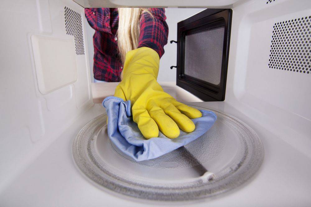 Как избавиться от запаха в микроволновке в домашних условиях