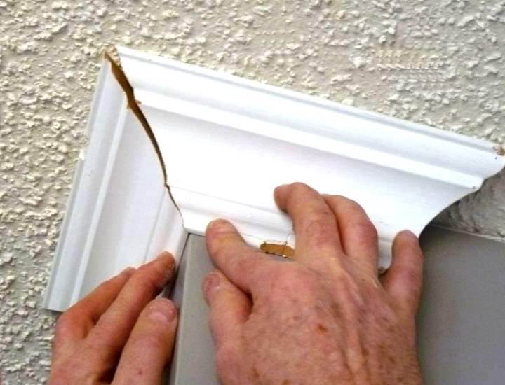 Как правильно обрезать потолочный плинтус в углах: как соединить углы без стусла, как наклеить на потолок, как резать в домашних условиях
