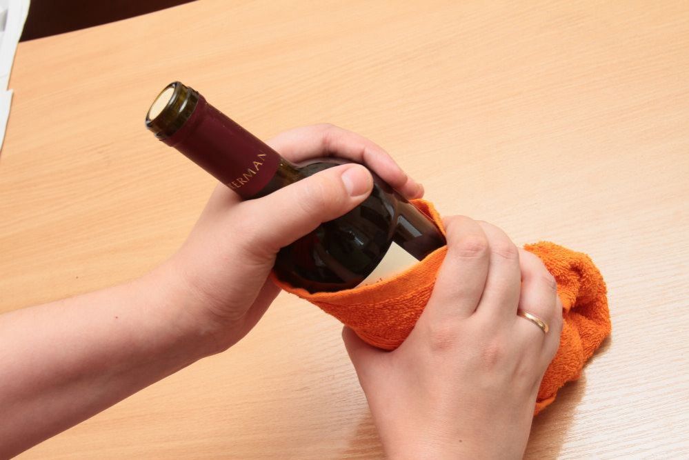 35 способов открыть вино без штопора