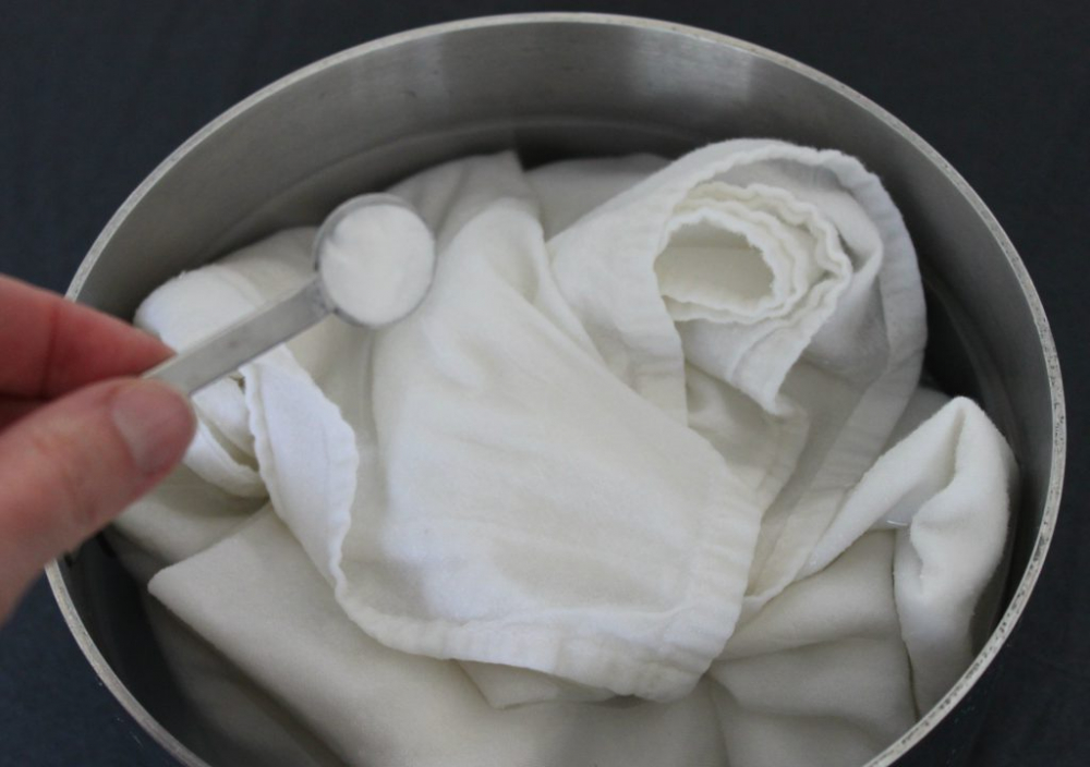 Как постирать рубашку белую в стиральной машине, вывести пятна кофе, помады, зеленки, краски и другие загрязнения