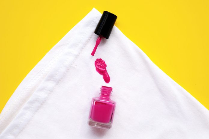 Как отстирать лак для ногтей с одежды и вывести пятна с различных поверхностей