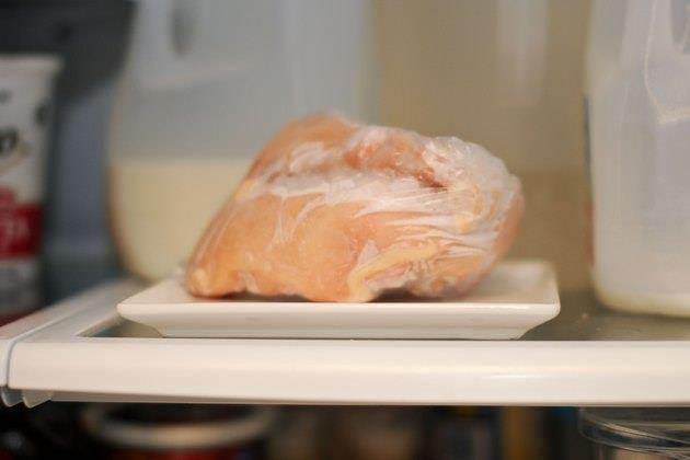 Размораживают ли мясо в воде. Курятина в холодильнике.