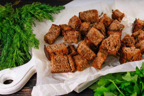 Сухарики с чесноком в духовке – 4 рецепта приготовления