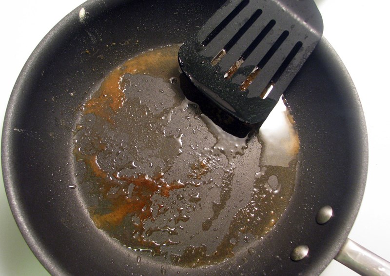 Что сделать, чтобы сковорода (чугунная, алюминиевая) не пригорала?