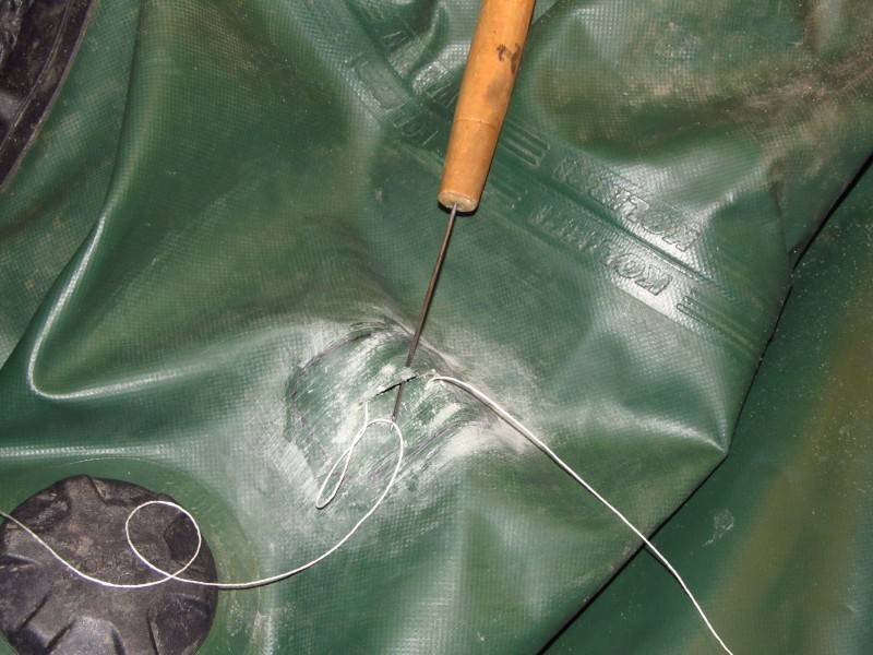 Порвалась куртка из полиэстера: как починить изделие и заклеить дырку или порез на плащевке?