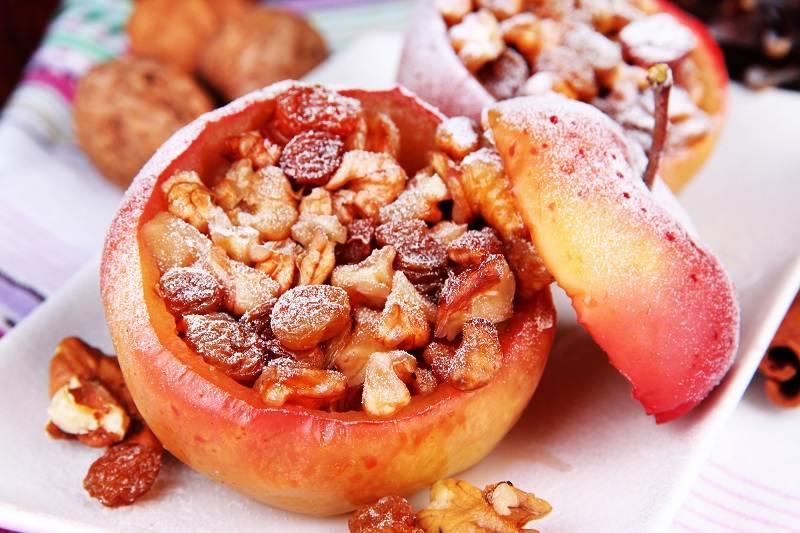 Запеченные яблоки в духовке на завтрак с разными начинками