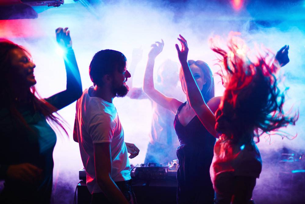 Как танцевать на дискотеке парню: научиться простым движениям для клуба (видео)