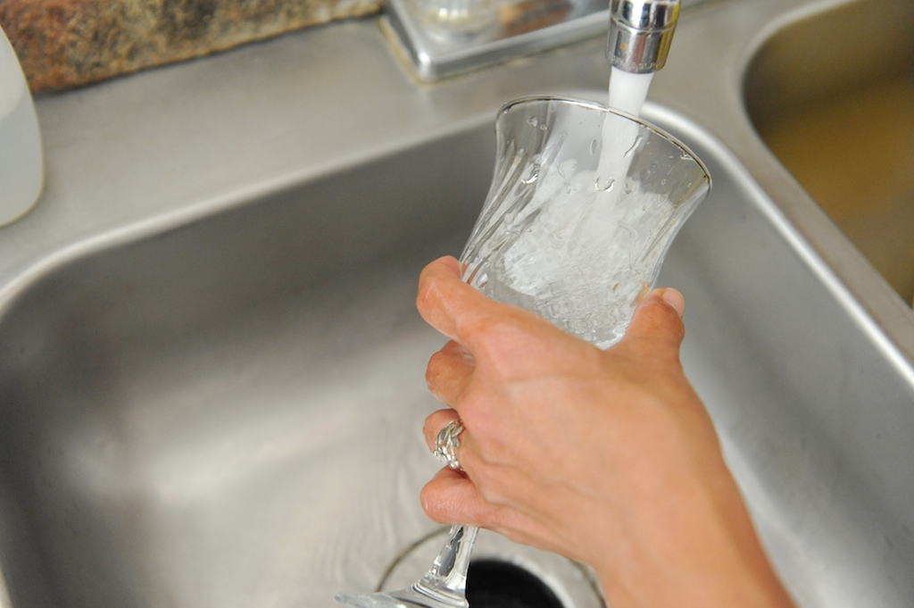 Как помыть стеклянную посуду: чтобы блестела, от налета?