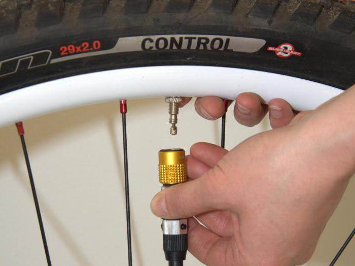 Как правильно накачать колесо на велосипеде насосом и без него