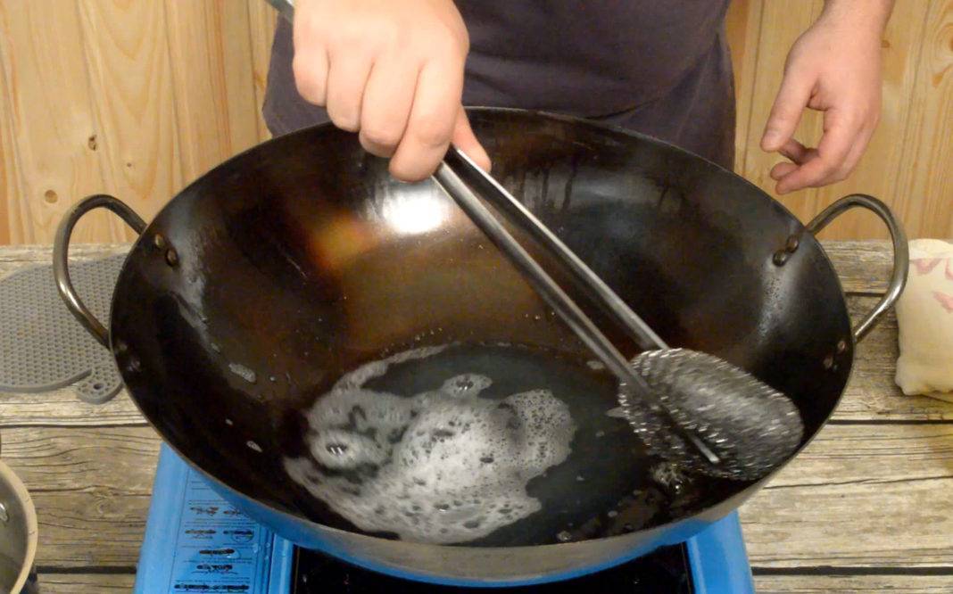 Как очистить сковороду чугунную от нагара – в домашних условиях снаружи и внутри