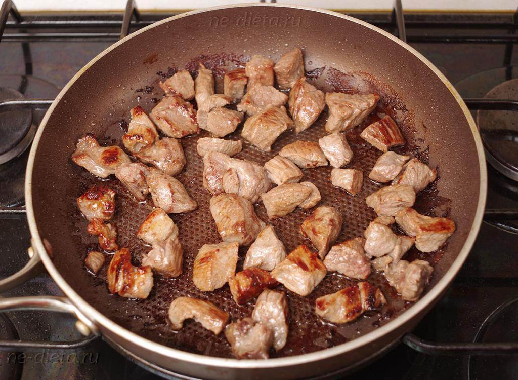 Свинина кусочками жареная на сковороде с луком рецепт с фото пошагово - 1000.menu