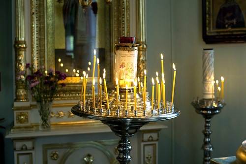 Куда ставят свечи за упокой в церкви фото
