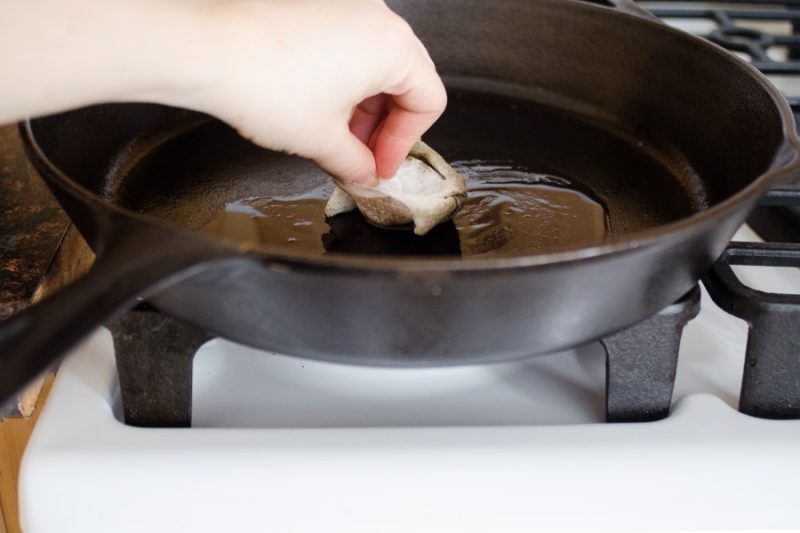 Как и чем чистить сковороды из разного материала от нагара