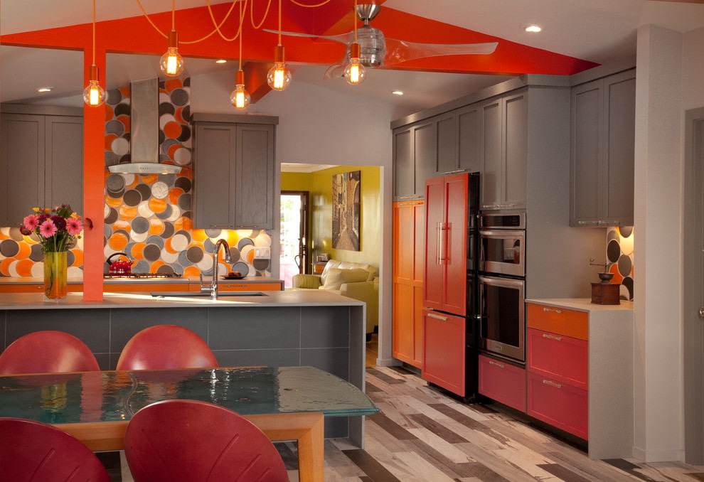 Оранжевая кухня: фото дизайна интерьера с черными обоями