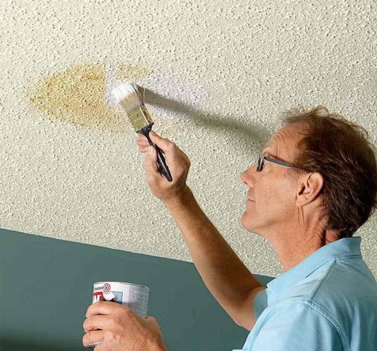 Способы самостоятельного удаления старой краски с потолка